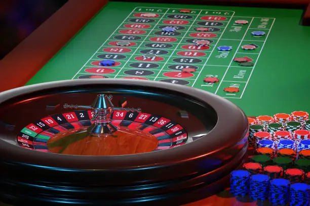 Meja blackjack yang ramai dipenuhi para pemain dengan suasana kompetitif